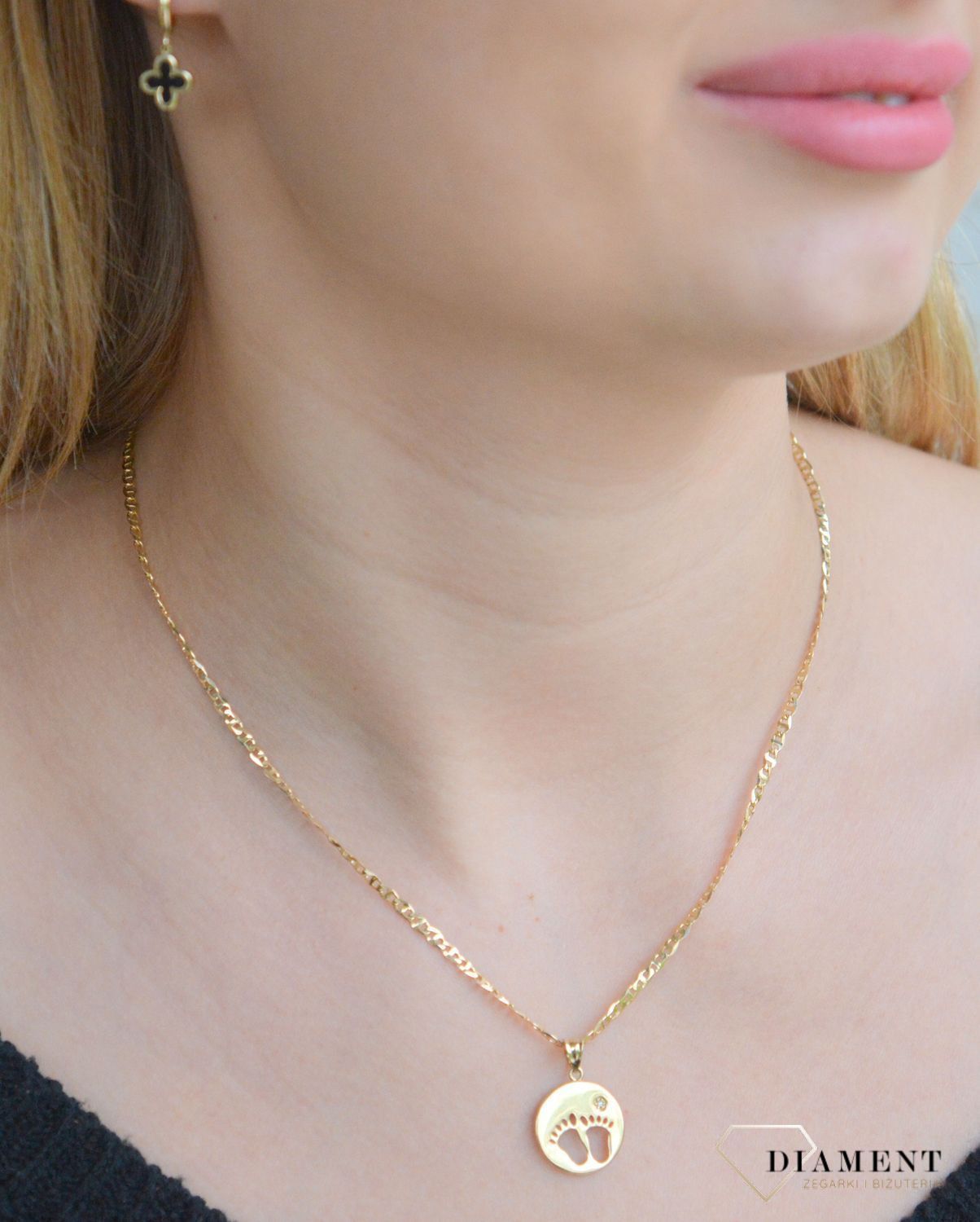 Złota zawieszka 375 Stópki dziecka do graweru dla Mamy ZA 7323. Zawieszka stopki, stopy dla dziecka. Zawieszka z imieniem noworodka. Złota zawieszka na prezent dla świeżo upieczonej mamy. Zawieszka na Dzień Matki..jpg